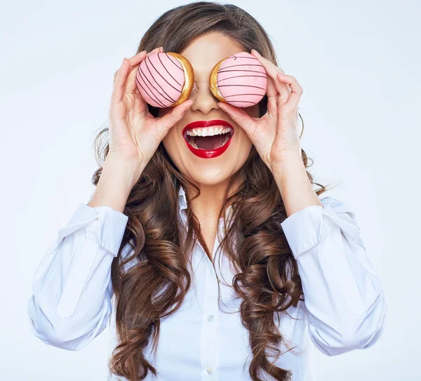 Pasta gözlerinin önünde tutan genç kadın.