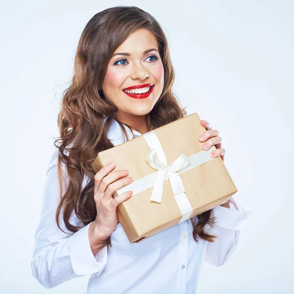 Uzun kıvırcık saçlı kağıt hediye kutusu tutarak gülümseyen kadın. 