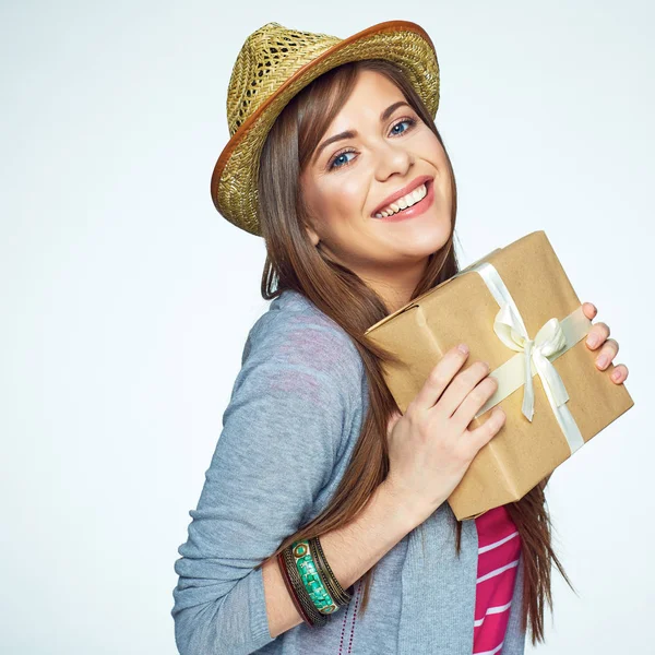 Sorrindo mulher hipster estilo vestido sorrindo e segurando papel g — Fotografia de Stock