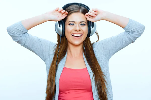 Lächelnde junge Frau mit Kopfhörern hört Musik. — Stockfoto
