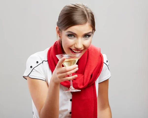 Mujer joven beber cóctel de alcohol . — Foto de Stock