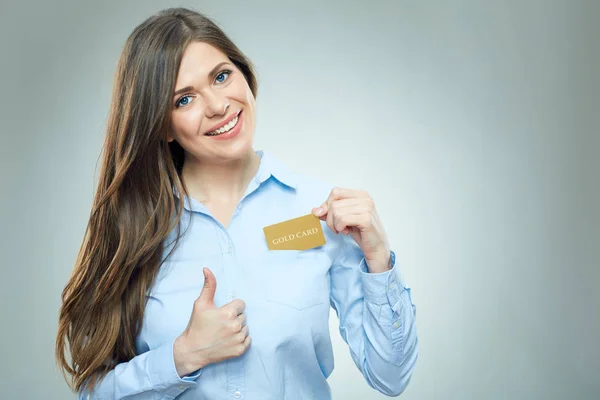 Mujer sacando tarjeta de bolsillo — Foto de Stock