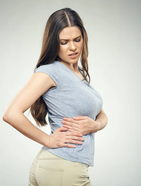 Mujer joven con dolor de espalda — Foto de Stock