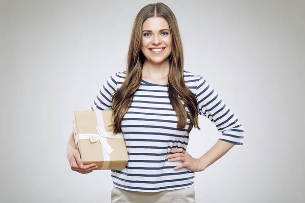 Smiling woman holding gift box. — Stock Photo, Image