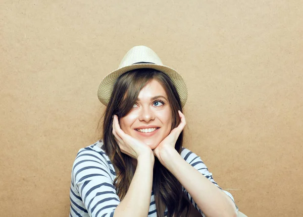 Şapka giyen genç modern kadın portresi. — Stok fotoğraf