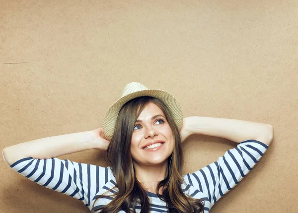 Retrato de una joven mujer moderna usando sombrero . — Foto de Stock