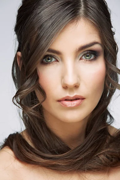 Ritratto facciale di bella donna con pelle pulita naturale . — Foto Stock