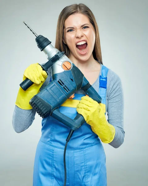 Büyük zımba tutan gülümseyen kadın Oluşturucu