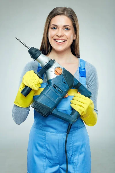 Büyük zımba tutan gülümseyen kadın Oluşturucu