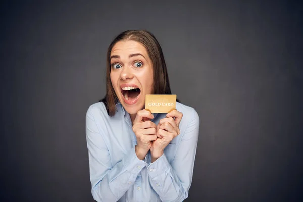Kvinna med öppen mun håller kortet — Stockfoto