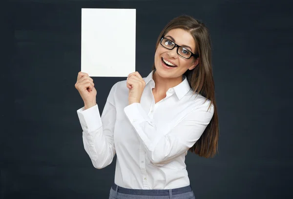 Mujer de negocios sosteniendo pizarra blanca mostrar los dientes con sonrisa . —  Fotos de Stock