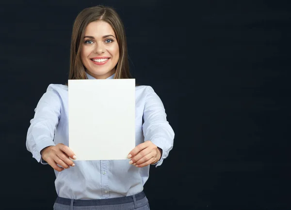 Lächelnde Frau mit weißer, leerer Tafel. — Stockfoto