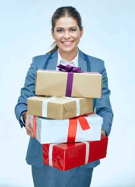 Smiling business woman holding gift box. — Stock Photo, Image