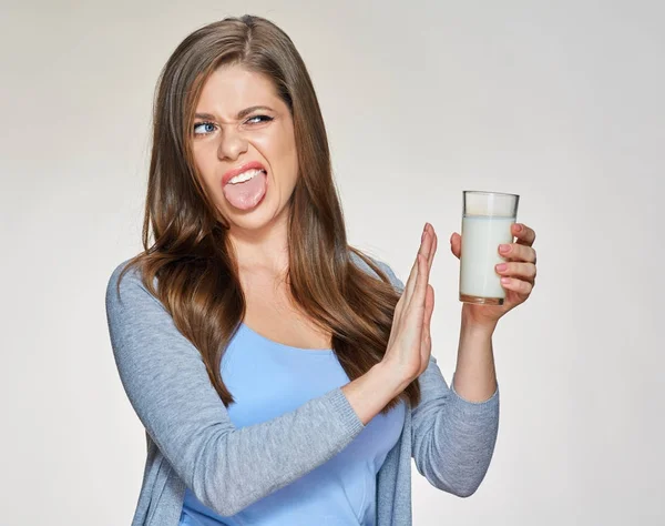 Wanita memegang kaca dengan susu dingin — Stok Foto