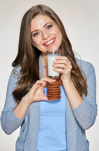 Женщина держит стакан молока и печенье — стоковое фото