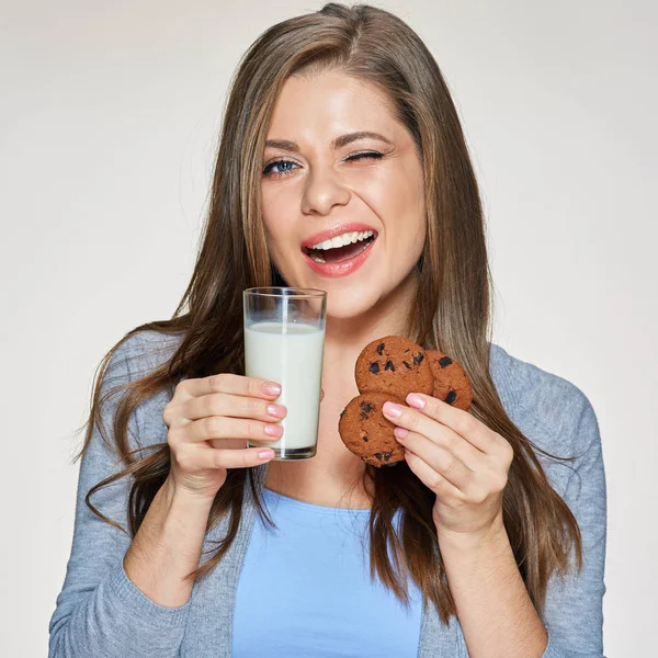 Donna in possesso di vetro di latte e biscotti — Foto Stock