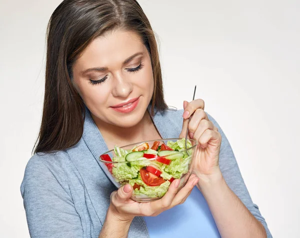Gelukkig vrouw eten salade — Stockfoto