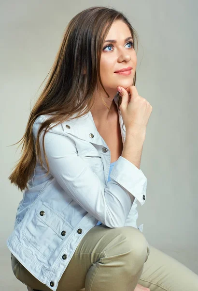 Portrait de jeune femme souriante vêtements décontractés habillés . — Photo