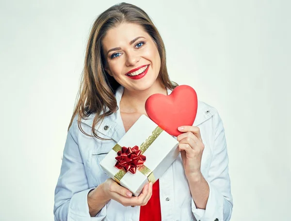 Smiling girl holding red heart with gift box. — Stock Photo, Image