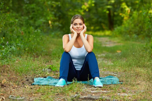 Mujer joven descanso en un descanso entre ejercicios . — Foto de Stock