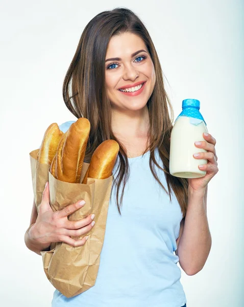 Mujer sosteniendo botella de leche —  Fotos de Stock