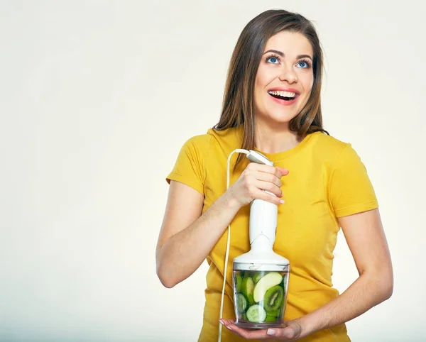 Жінка тримає блендер з гладкими інгредієнтами — стокове фото