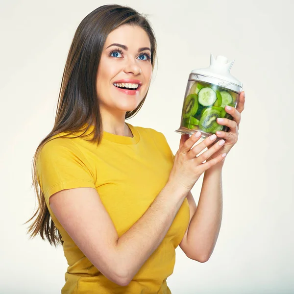 Жінка тримає блендер з гладкими інгредієнтами — стокове фото