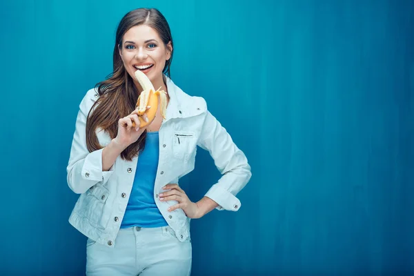 바나나를 먹고 웃는 여자 — 스톡 사진