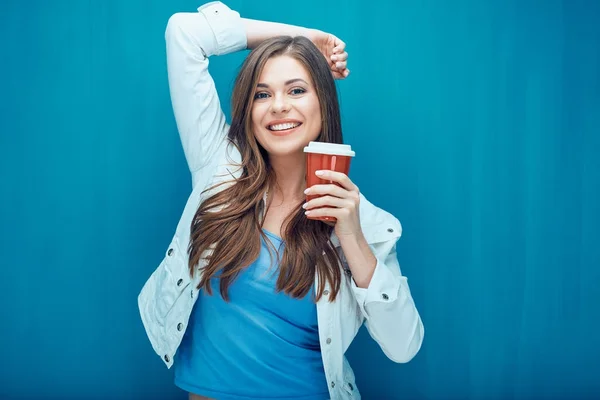 Woman holding red coffee cup — Stock Photo, Image