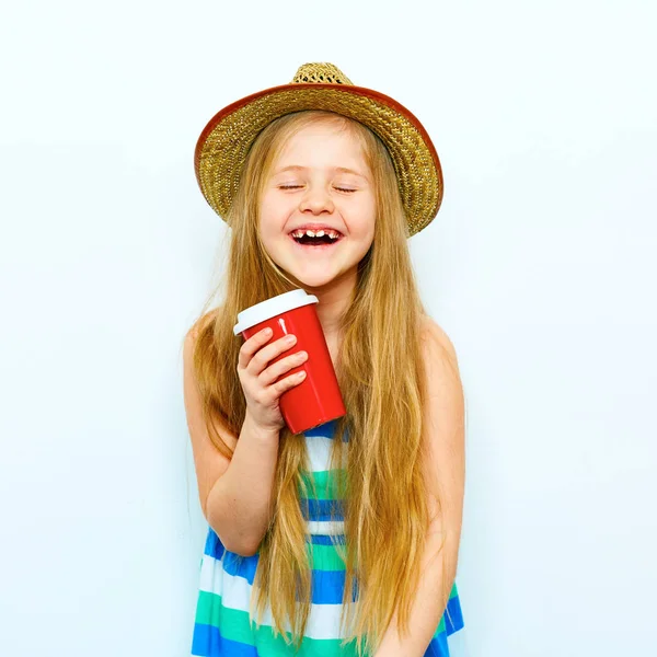 Criança rindo e segurando xícara de café — Fotografia de Stock