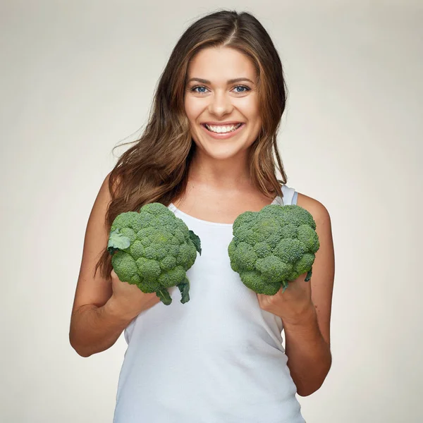 Hermosa mujer sonriente sosteniendo brócoli —  Fotos de Stock