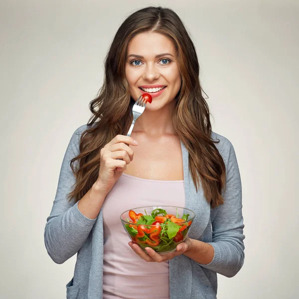 Mujer feliz comiendo ensalada — Foto de Stock