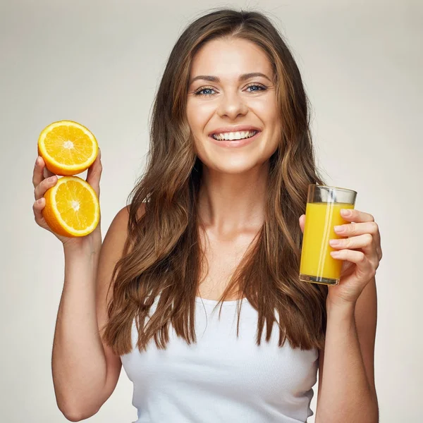 Donna che tiene il bicchiere con succo d'arancia — Foto Stock