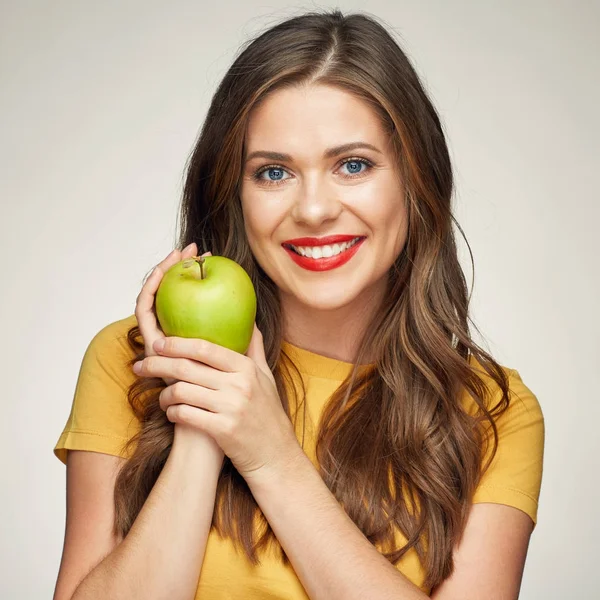 Yeşil elma ile gülümseyen kadın — Stok fotoğraf