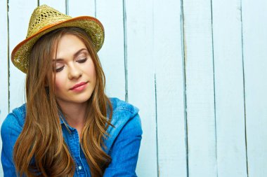 ahşap beyaz tahta zemin üzerine sarı şapka ve kot gömlek güzel kadın