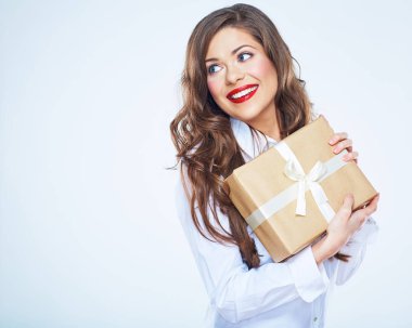 hediye kutusu tutan gülümseyen kadın