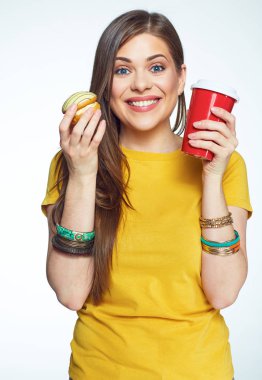 kahve fincanı ve çerez tutan kadın 