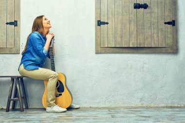 akustik gitar ile kadın 