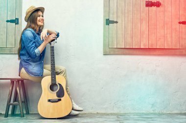 akustik gitar ile kadın 