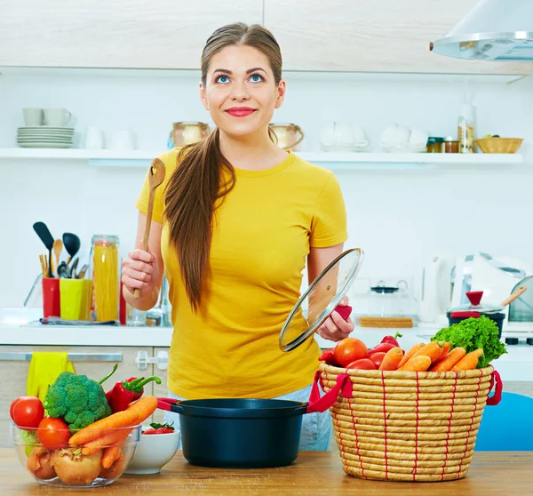Young woman cooking food — Stock Photo, Image