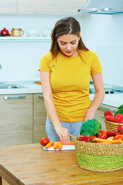 Junge Frau kocht Essen in Küche — Stockfoto