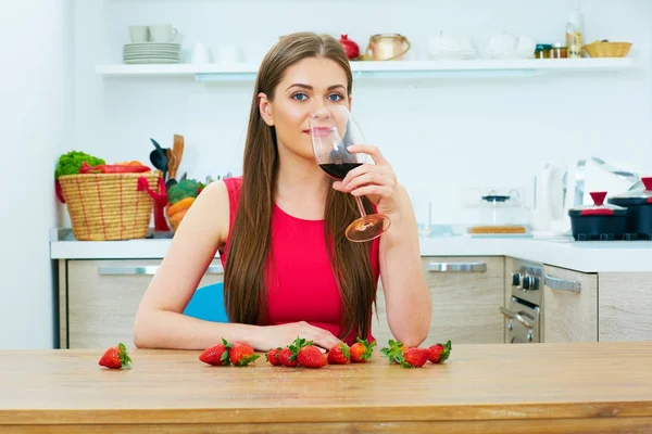 Atractiva Mujer Vestido Rojo Beber Vino Tinto Solo Cocina — Foto de Stock