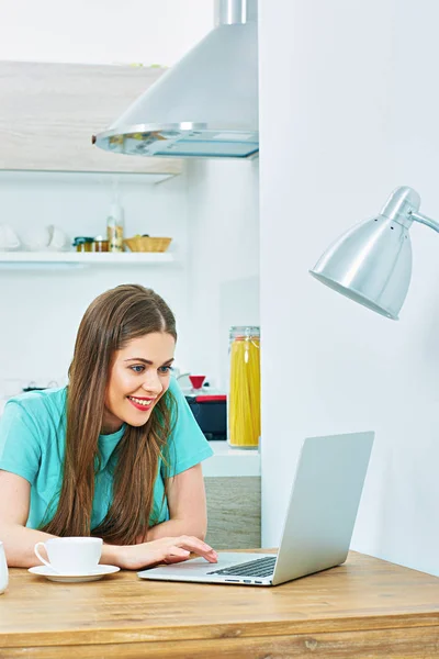 Kvinna som sitter vid bordet med laptop — Stockfoto