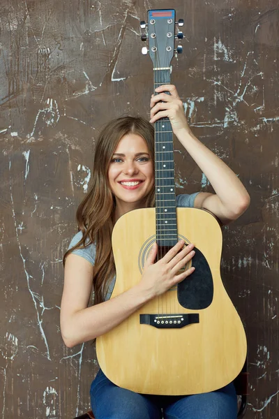 微笑的女人用的吉他 — 图库照片