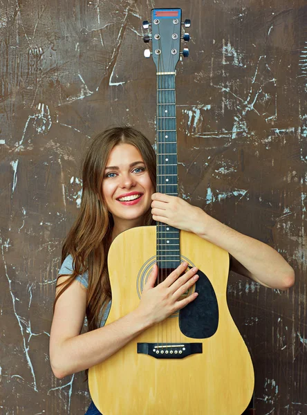 Mulher sorridente com guitarra — Fotografia de Stock