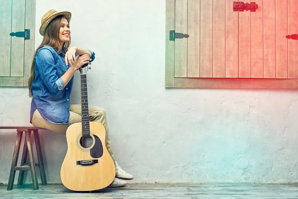 Kvinna med akustisk gitarr — Stockfoto