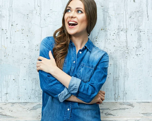 Retrato Mujer Sorprendida Vistiendo Camisa Mezclilla Azul Mirando Lado — Foto de Stock