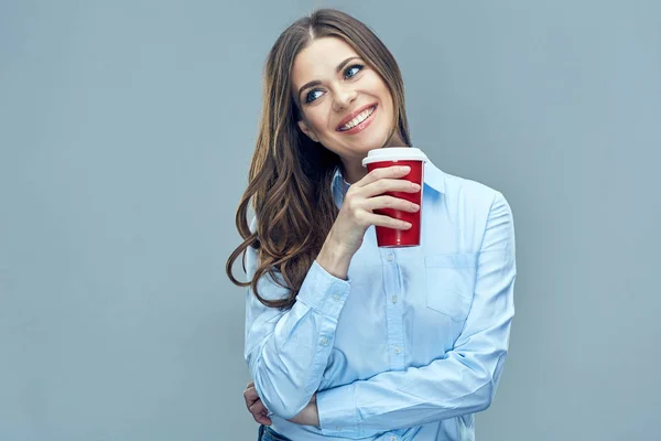 Zakenvrouw holding rode koffie glas — Stockfoto