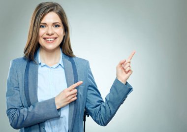 İş kadını takım elbise parmak üzerinde kopya alanı işaret içinde. İzole portre.
