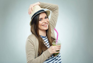 saman ile güler yüzlü cam tutan kadın